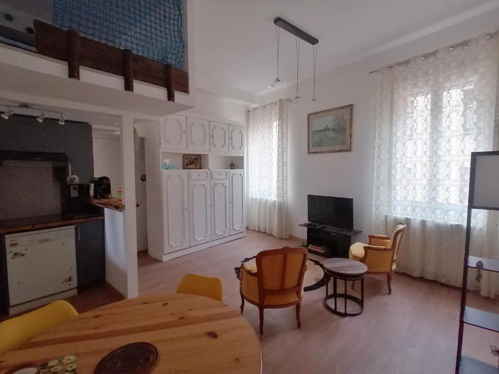 un grand salon avec une table et des chaises dans l'établissement Studio ÉMILE Jardin des plantes -Métro -Tramway, à Toulouse
