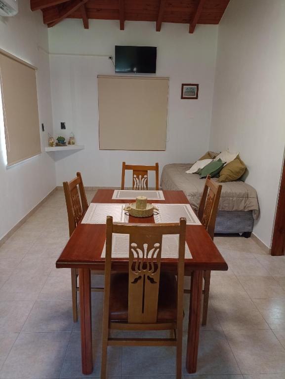 Las Casuarinas في San José: غرفة طعام مع طاولة وكراسي وسرير