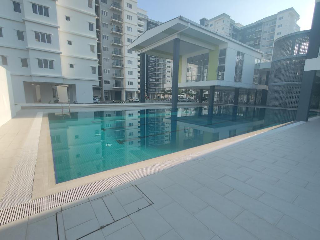 een zwembad in het midden van een gebouw bij EasyStay Kampar (near UTAR) 5bedrooms 10pax Free WiFi in Kampar