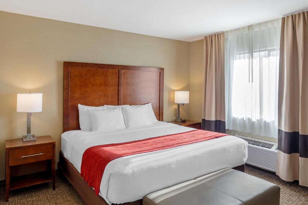 Comfort Inn & Suites Rocklin - Roseville - Honeymoon King Suite - Accessible/Non-Smoking