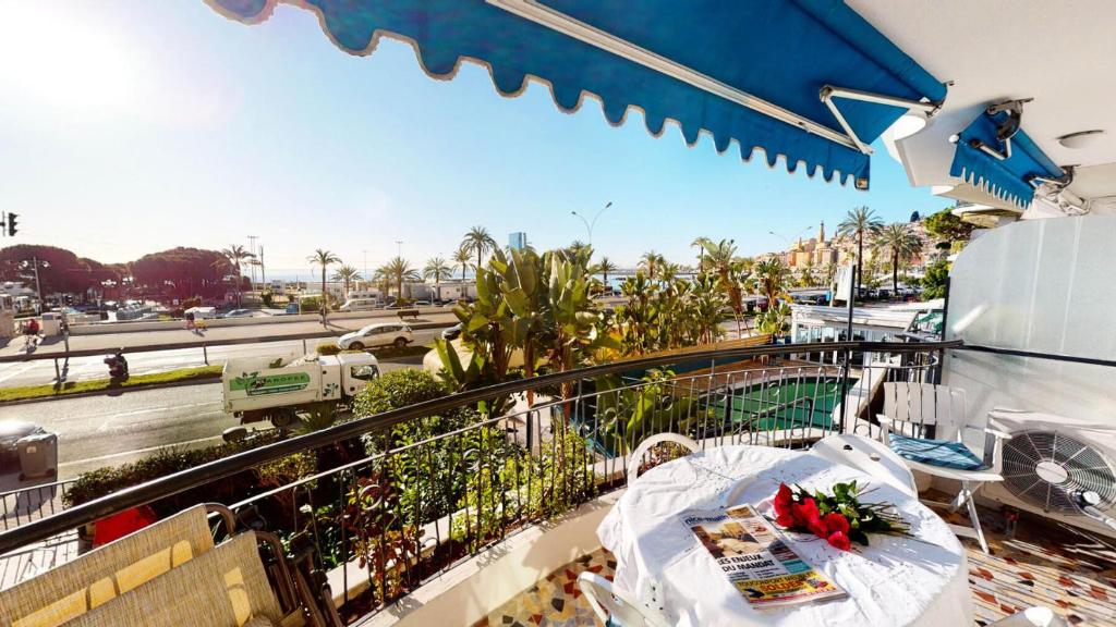 En balkong eller terrass på Résidence Le Garavan Beach - Studio pour 4 Personnes 614