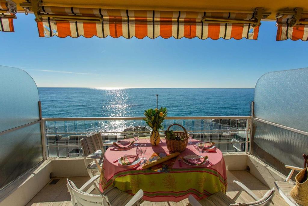 balcone con tavolo, sedie e vista sull'oceano di Résidence Hawai - 2 Pièces pour 4 Personnes 644 a Mentone