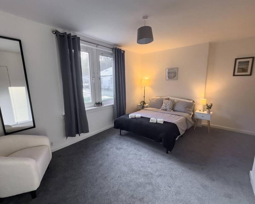 um quarto com uma cama, um sofá e uma janela em Jacob's Place - rural location em Lanark