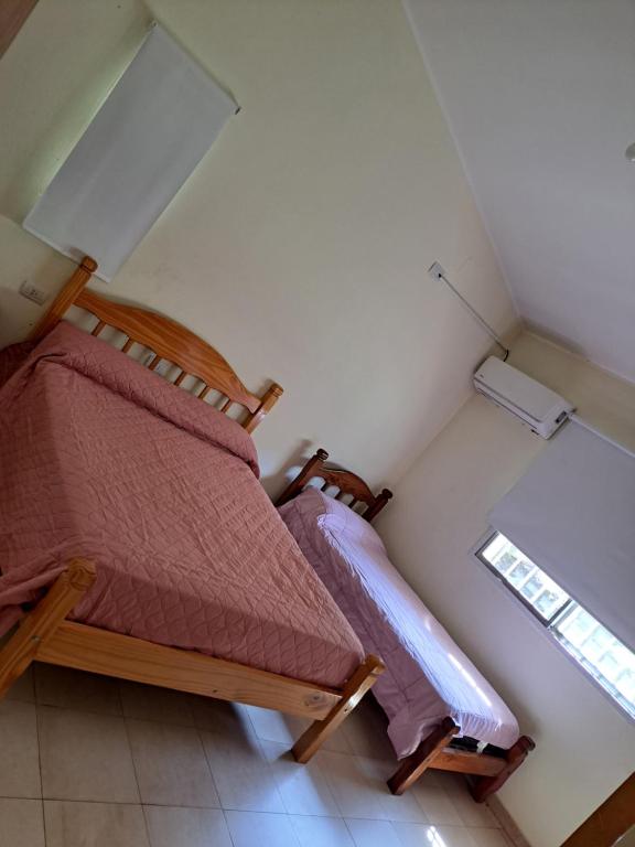 - une chambre avec un lit en bois dans l'établissement LOS CALDENES, à Trapiche
