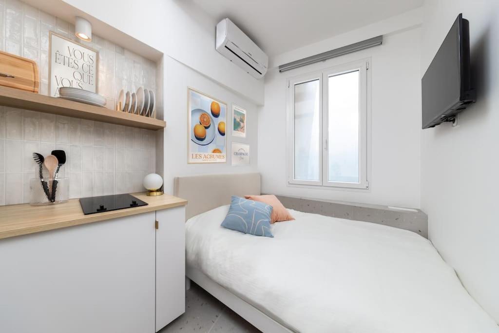 une chambre blanche avec un lit et un bureau dans l'établissement Unique Old Town Designer Studio, à Nice