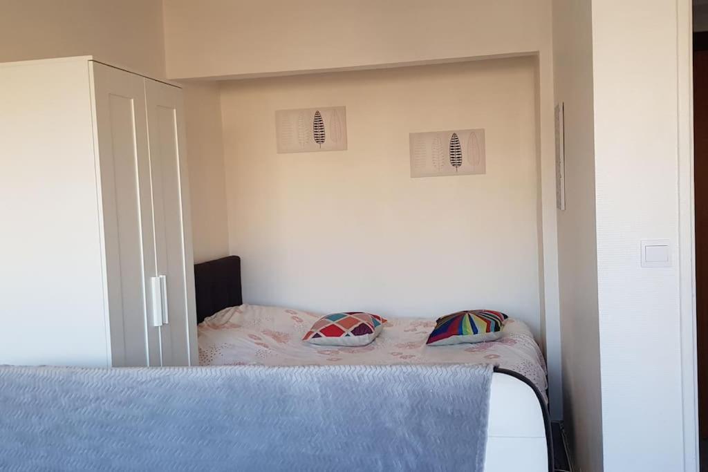 une petite chambre avec un lit dans une pièce dans l'établissement Parking privé,T1 bis, 10mn Lyon centre, à Villeurbanne