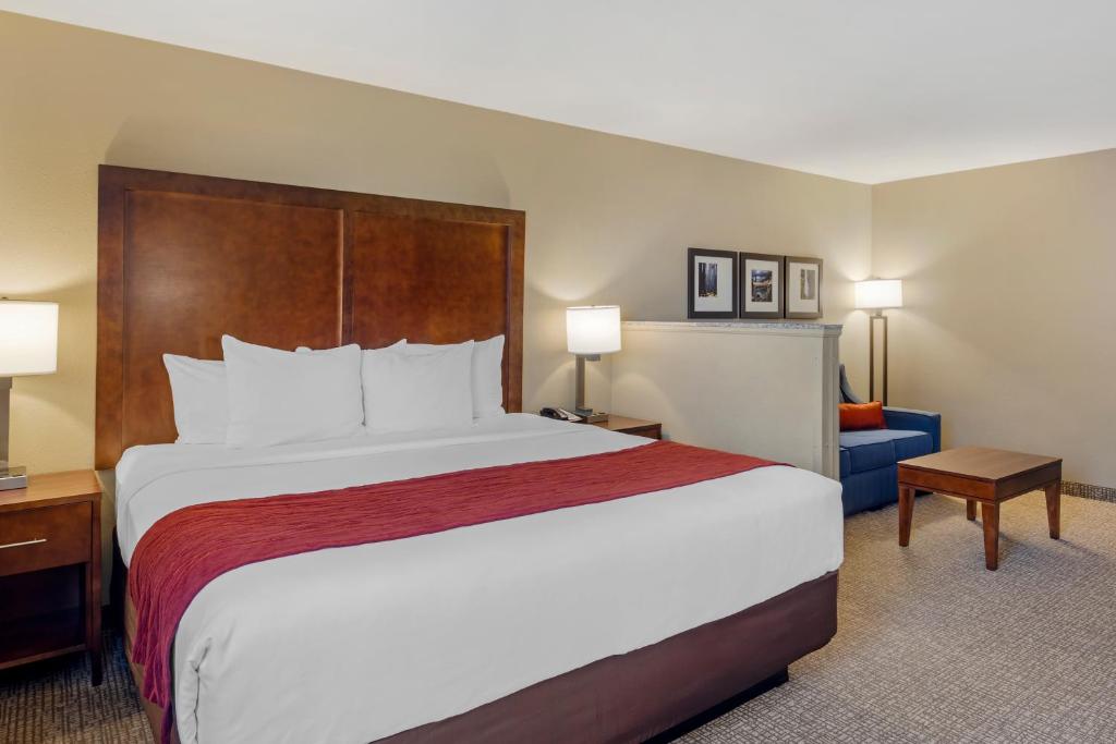 Comfort Inn & Suites Rocklin - Roseville - King Suite With Sofa Bed - Non-Smoking