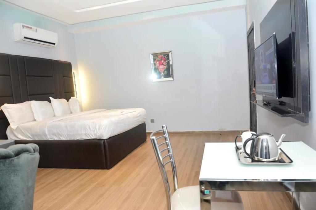 Ein Bett oder Betten in einem Zimmer der Unterkunft Triple Tee Luxury Hotel
