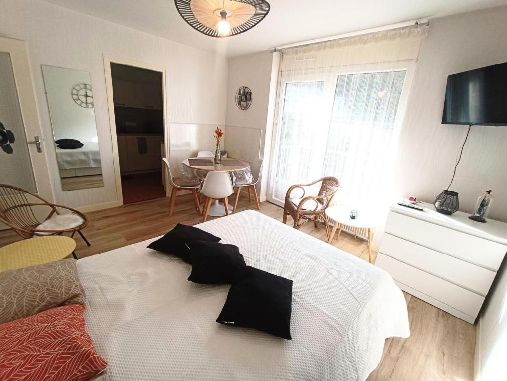 Posteľ alebo postele v izbe v ubytovaní Résidence Montcalm C - Coup de coeur pour ce joli appartement relooké ! MAE-9004