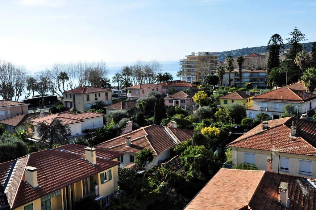 uitzicht op een stad met huizen bij Résidence Saint Christophe - 3 Pièces pour 4 Personnes 004 in Menton