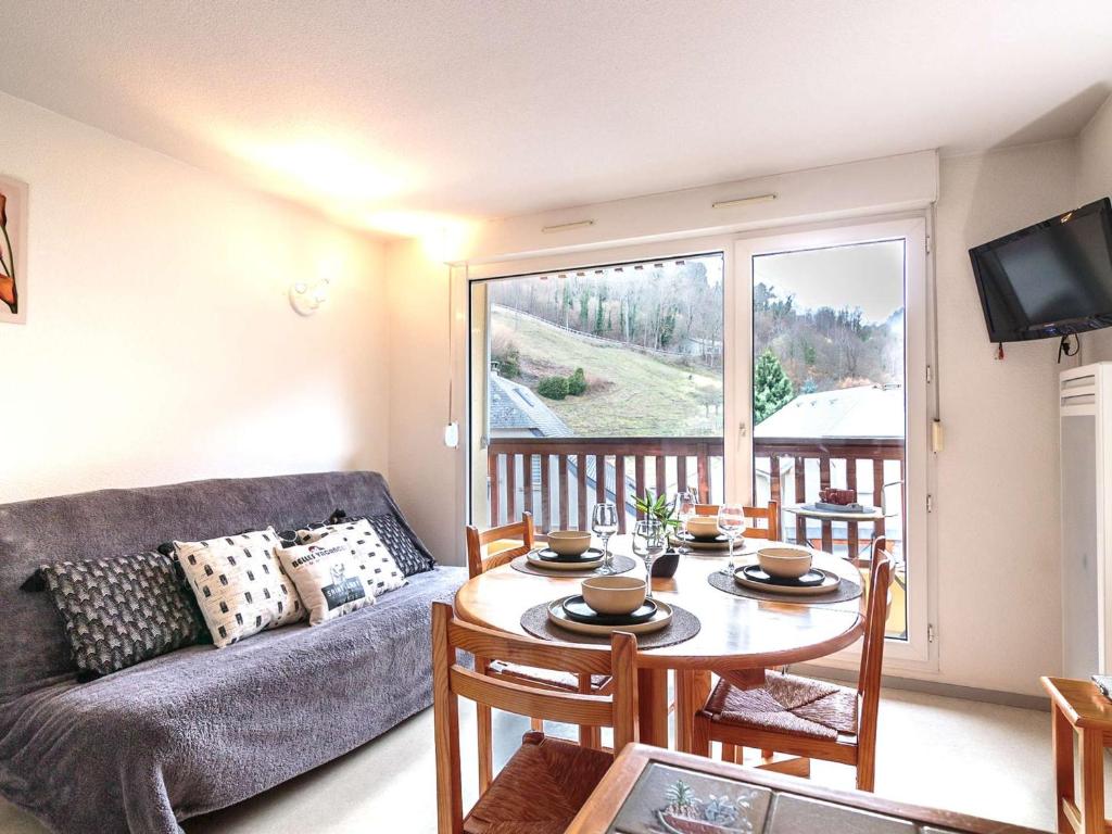 un salon avec un canapé et une table dans l'établissement Appartement pour 6 à Saint-Lary avec balcon et parking - FR-1-296-446, à Saint-Lary-Soulan