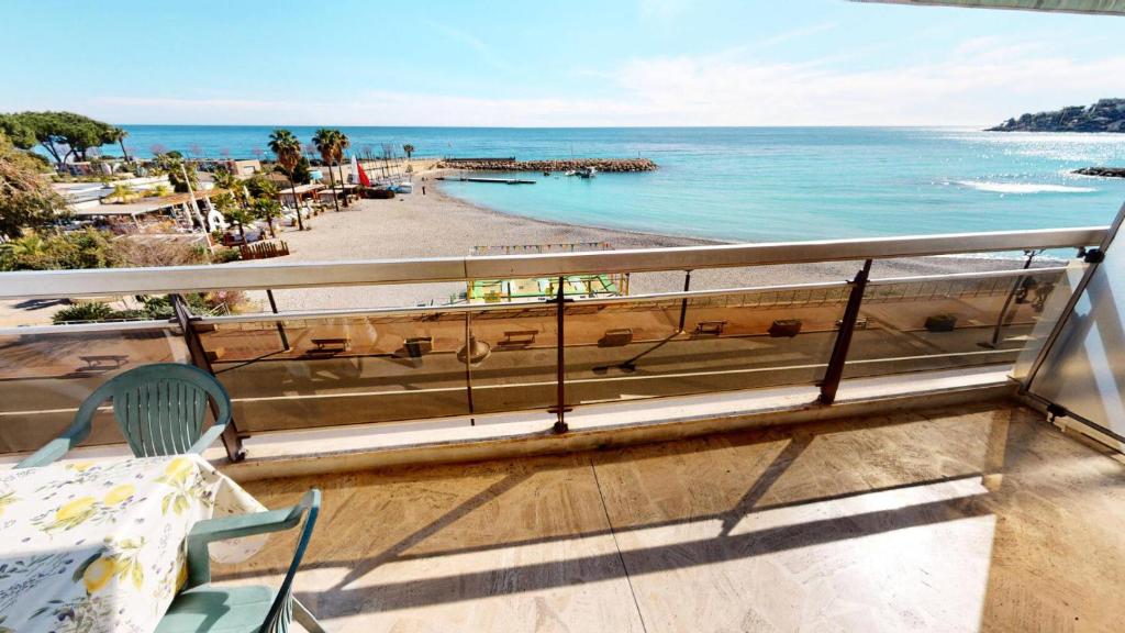 einen Balkon mit Blick auf den Strand und das Meer in der Unterkunft Résidence Nereides - Studio pour 2 Personnes 184 in Roquebrune-Cap-Martin