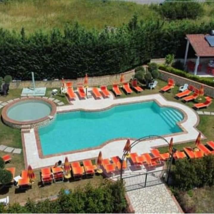 an overhead view of a swimming pool with orange chairs at Sogni d'insonnia 