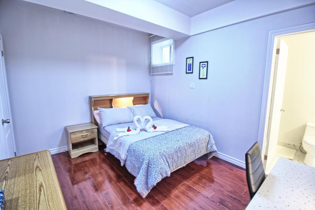 Un dormitorio con una cama con dos cisnes. en Private Bathroom and a Free Parking en Vaughan