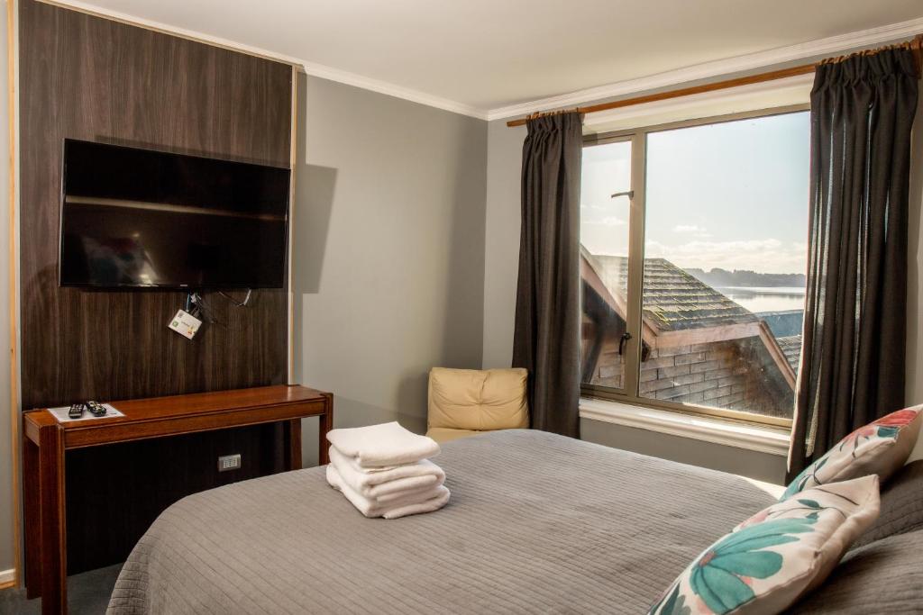 Postel nebo postele na pokoji v ubytování Hotel Hosteria Entre Lagos