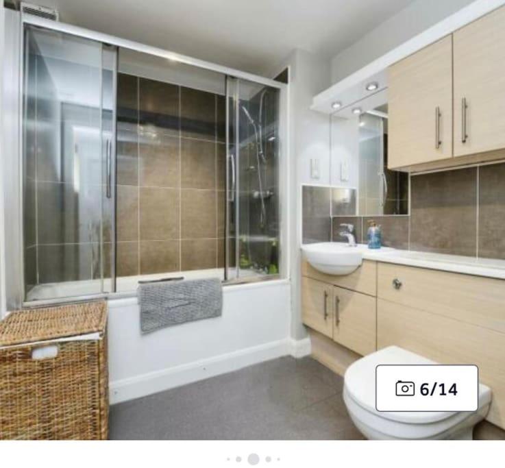 Ett badrum på Modern Edinburgh Apartment 2 bedrooms & two bathrooms