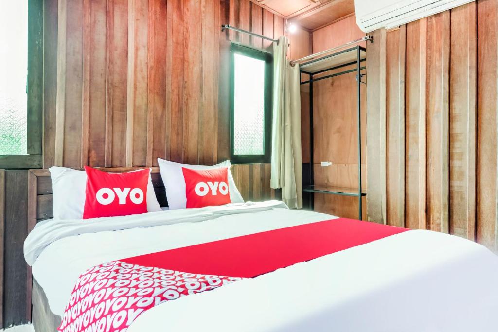 Un ou plusieurs lits dans un hébergement de l'établissement OYO 693 Tree House Cottage