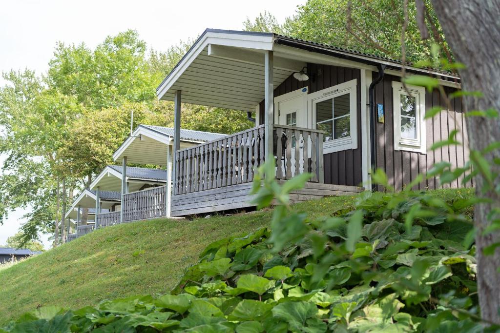 una piccola casa in cima a una collina di Visby Strandby a Visby