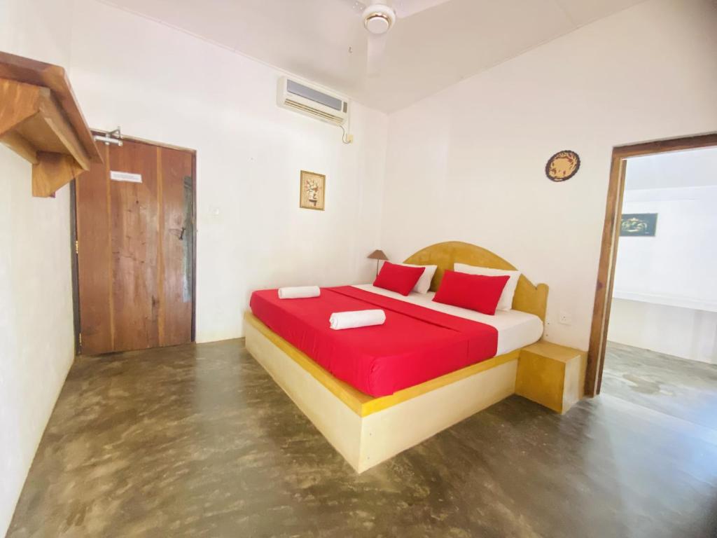 Postel nebo postele na pokoji v ubytování Harmony Beach Hotel
