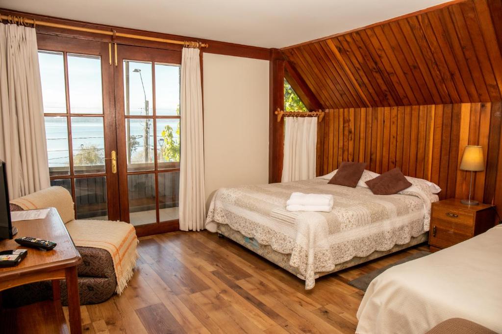 Postel nebo postele na pokoji v ubytování Hotel Hosteria Entre Lagos