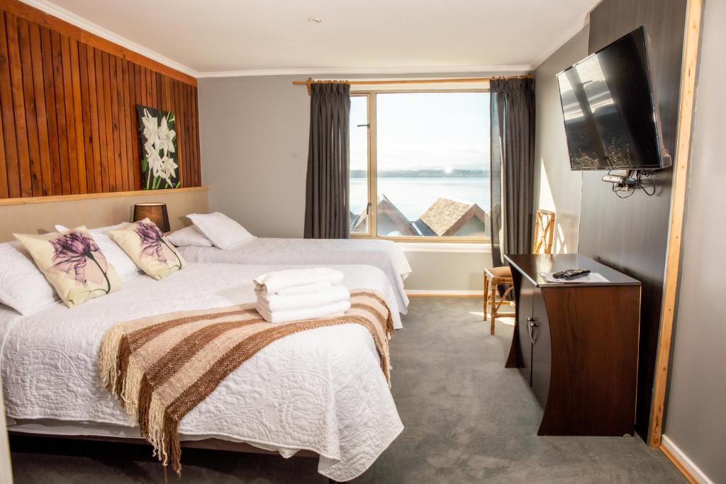 Postel nebo postele na pokoji v ubytování Hotel Hosteria Entre Lagos