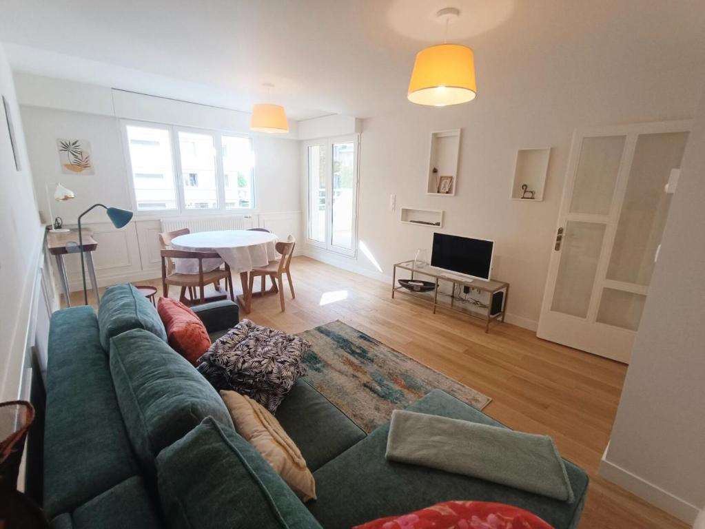 un salon avec un canapé vert et une table dans l'établissement Residence Du Temple - Coup de coeur pour ce beau logement, idéalement situé ! MAE-3114, à Aix-les-Bains