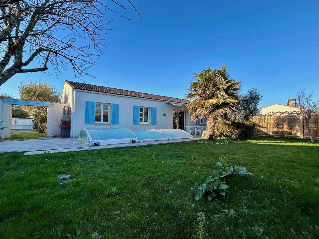 une maison avec une grande pelouse devant elle dans l'établissement Maison Oléron avec piscine privée, 6 couchages, proche centre et parc aquatique - FR-1-246A-158, à Dolus-d'Oléron