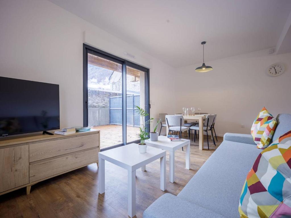 Televízia a/alebo spoločenská miestnosť v ubytovaní Appartement Neuf à Loudenvielle - 6 pers, 2 ch, terrasse sud, proche télécabine et Balnéa - FR-1-695-12