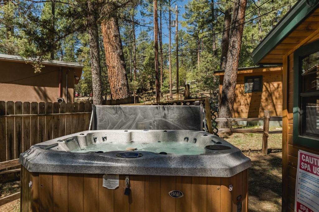 Φωτογραφία από το άλμπουμ του Snuggle Inn: Cozy Studio Cabin in Upper Canyon With a Hot Tub! σε Ruidoso