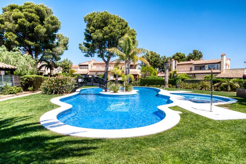 una piscina en un patio con árboles y casas en Fabuloso ROMANI entre mar y montañas, en Bonmont Terres Noves