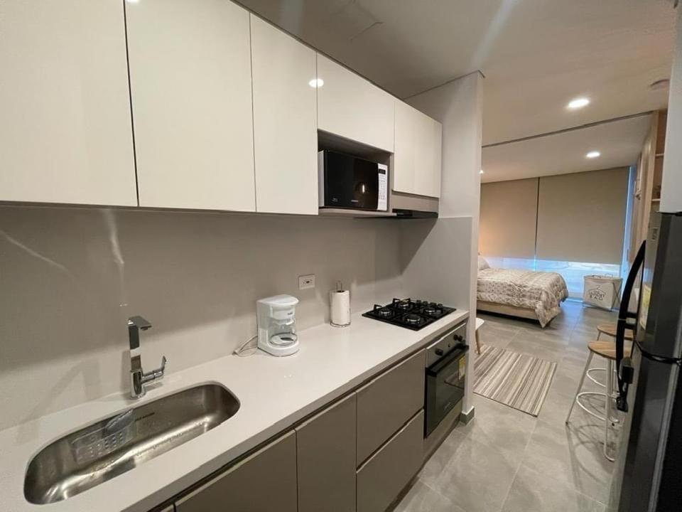 uma cozinha com um lavatório e uma bancada em Aparta estudio tipo suit , nuevo , dotado en Playa Salguero em Santa Marta