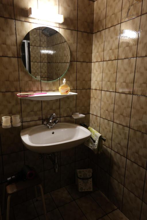 A bathroom at Apart Moidl mit privatem Pool