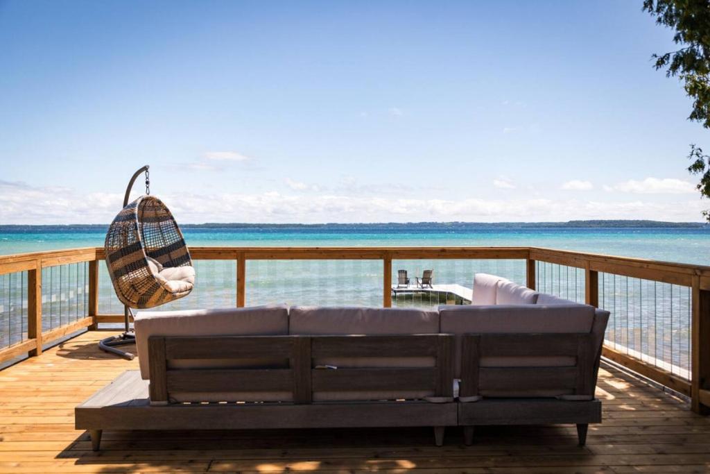 Bayshore BoathouseWaterfront home on West Bay, Suttons Bay (updated