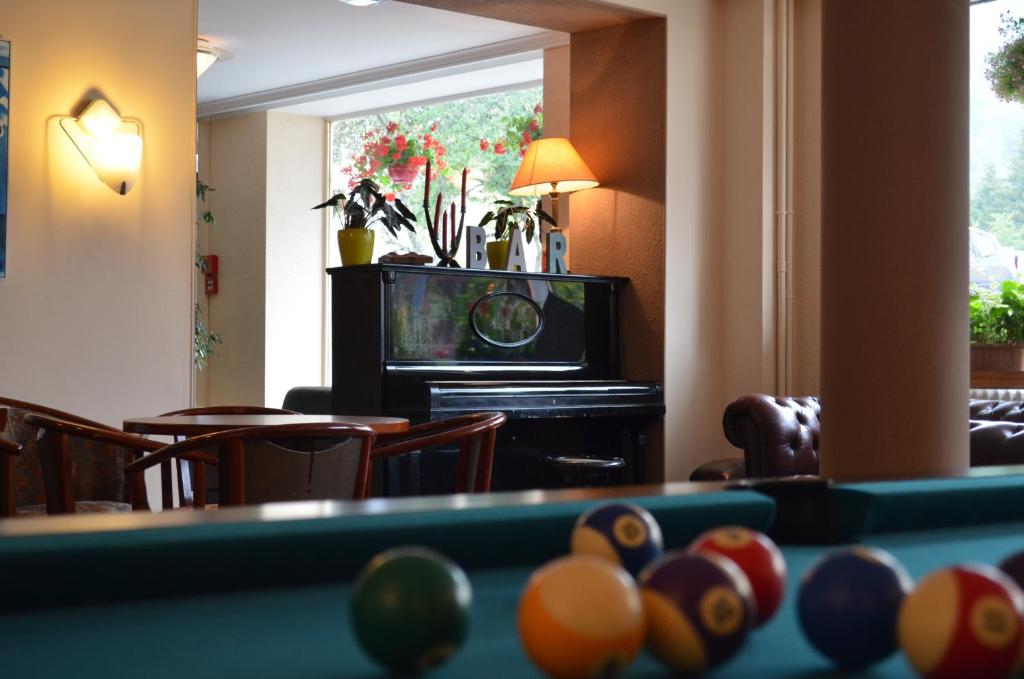 TV a/nebo společenská místnost v ubytování Hotel Le Beau Site