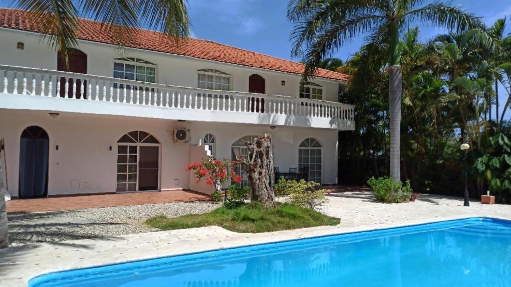 ein Haus mit Pool davor in der Unterkunft camera LUX con piscina Villa Blanca in Sosúa