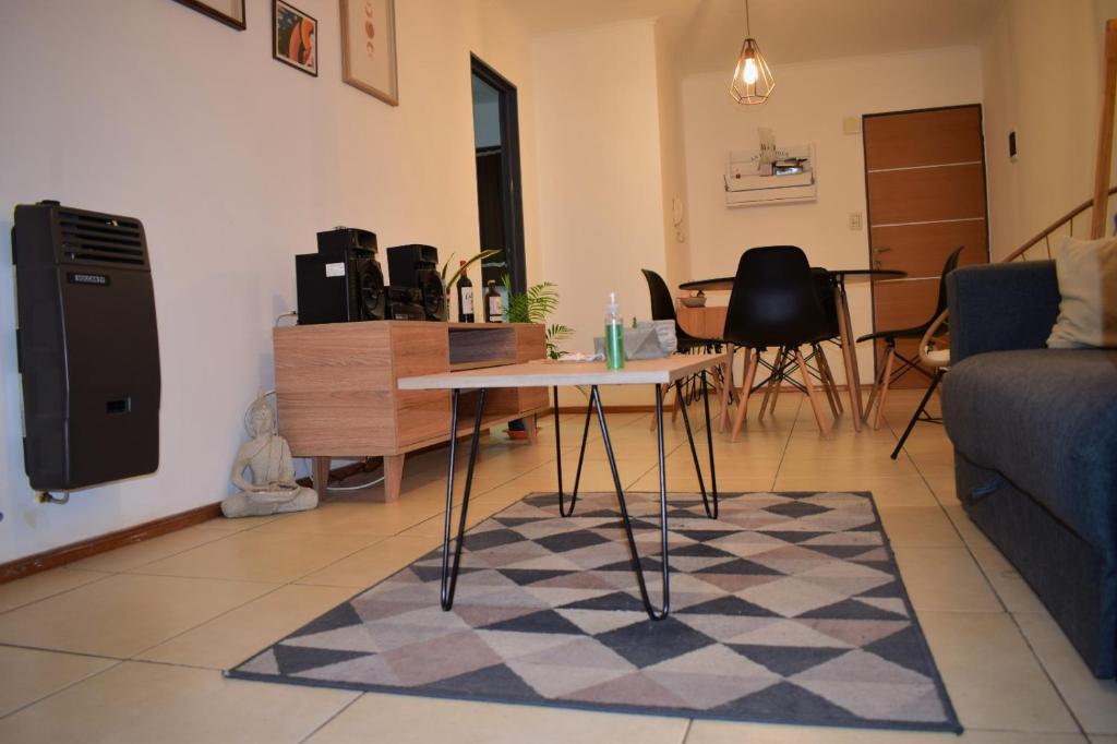 sala de estar con mesa y sofá en Departamento Amoblado Nva Cba en Córdoba