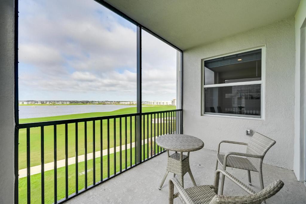 een balkon met een tafel en stoelen en uitzicht op de oceaan bij Pet-Friendly Ave Maria Condo with Golf Course Views! in Harker