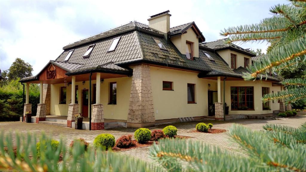 Horyniec的住宿－Pensjonat Hagi，大型房屋设有瓷砖屋顶