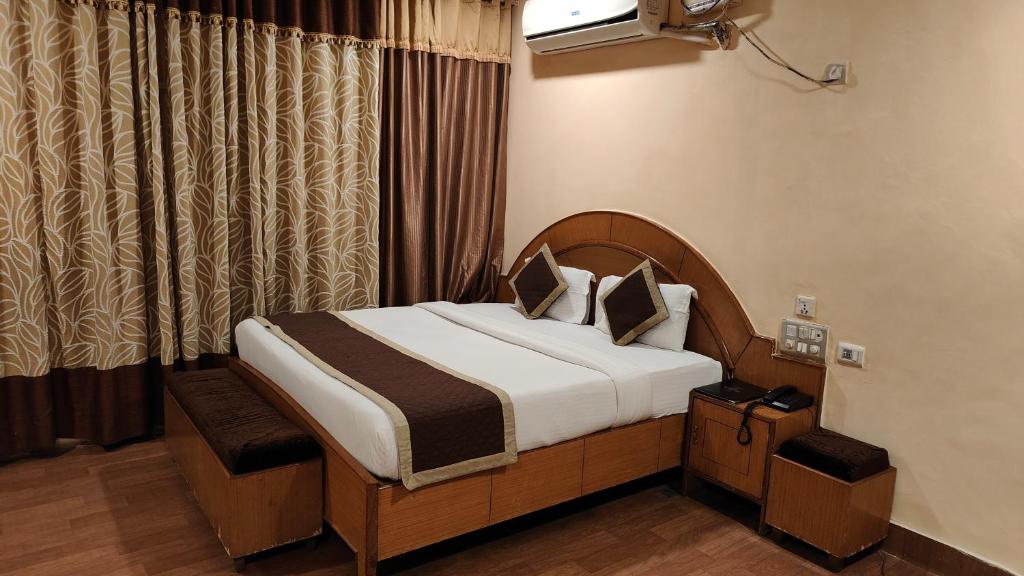 a bedroom with a bed in a room at Hotel Vandana in Kota