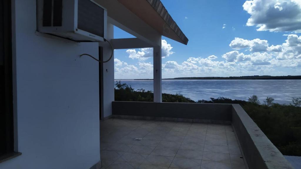 vistas al agua desde el porche de una casa en Bela Vista Aparts, en Uruguaiana