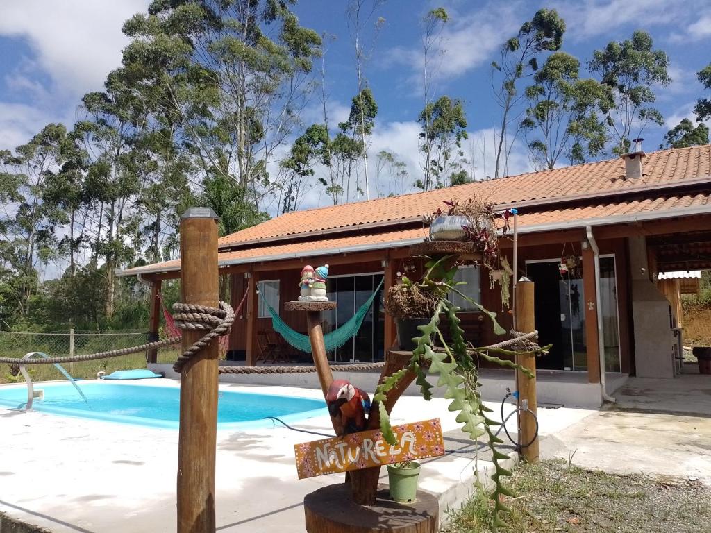 una casa con piscina frente a ella en Casa Sítio Campo e Mar Balneário Picarras en Piçarras