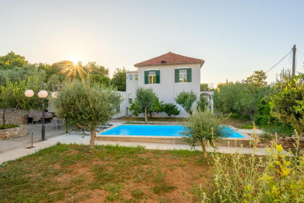 una casa con piscina en un patio en Authentic house, en Dubrovnik