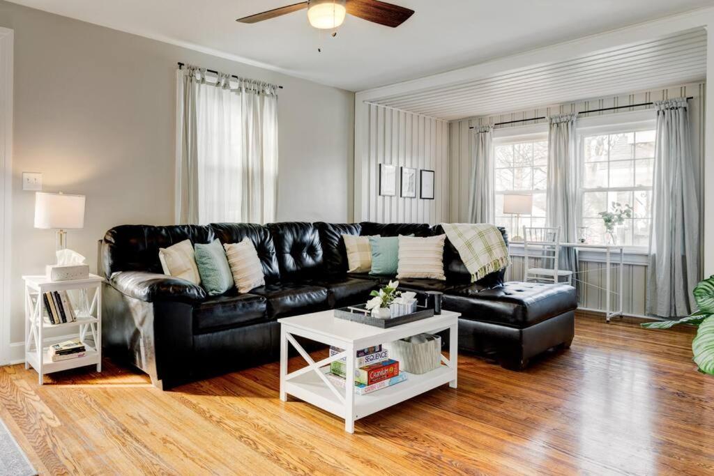 Una sala de estar con un sofá de cuero negro y una mesa. en Cozy Henderson Home Close to Downtown Henderson, en Henderson