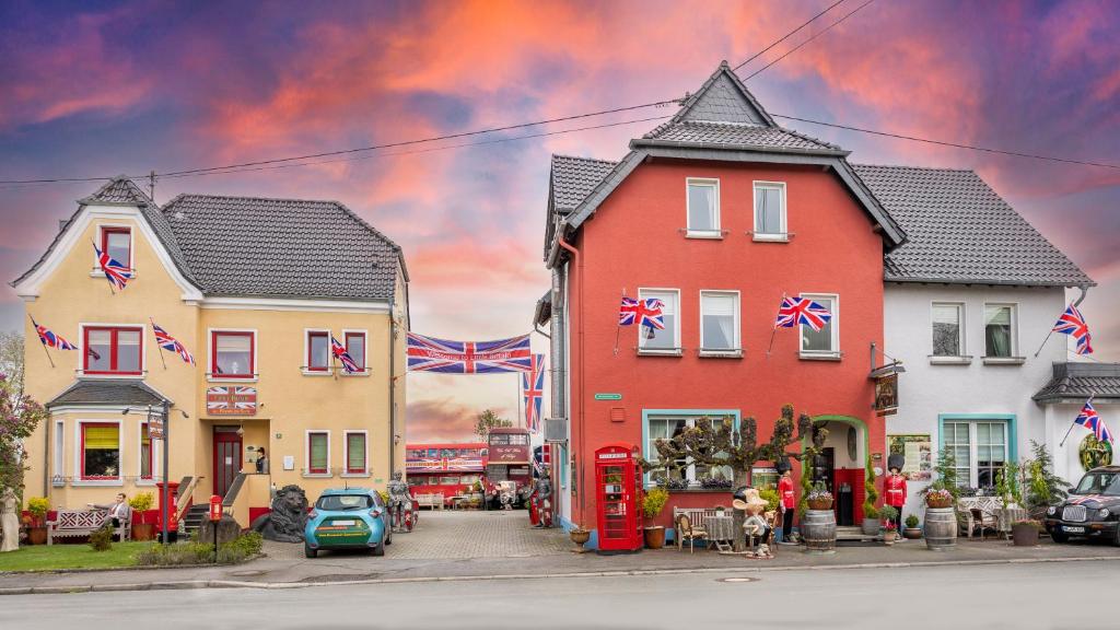 The Little Britain Inn Themed Hotel One of a Kind In Europe في Vettelschoß: لوحة لمدينة فيها بيوت وسيارة