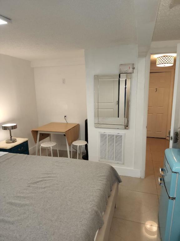 1 dormitorio con cama, mesa y mesa en 1161 Studio 2 Miami, en Tamiami