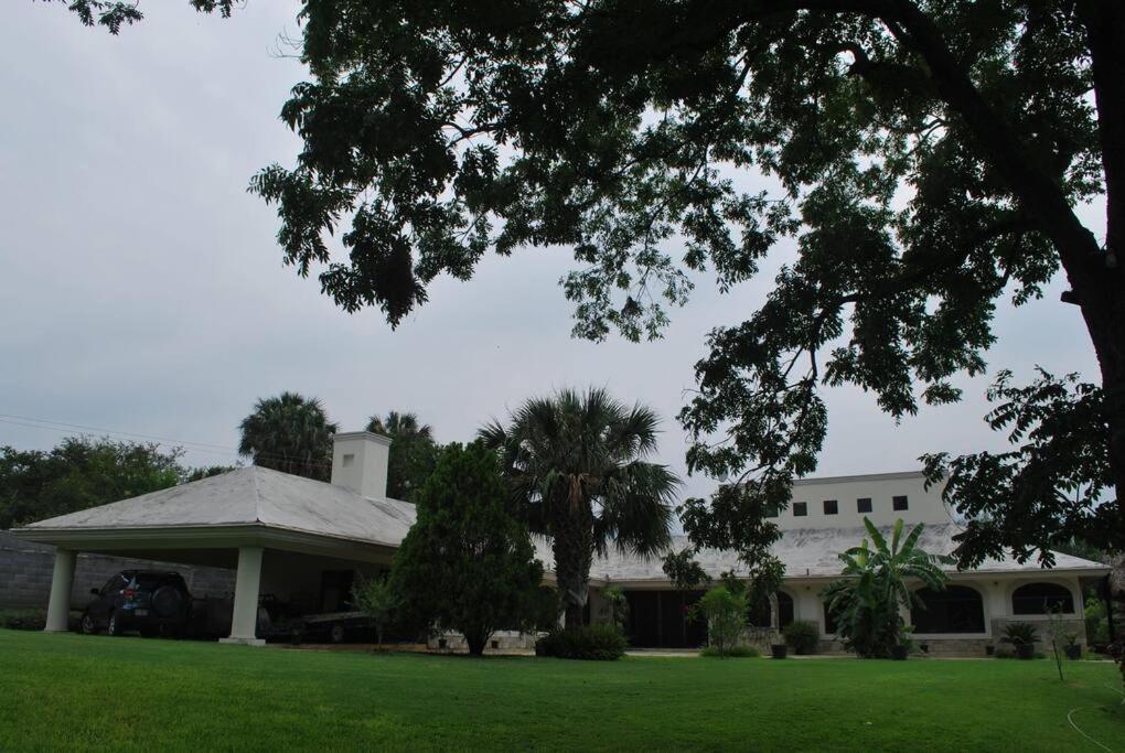 a large white house with a green lawn at Casa Cyca, casa de campo, hasta 50 en cama c/clima 