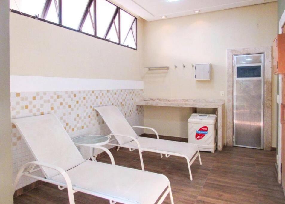 Kuchyň nebo kuchyňský kout v ubytování Pitangueiras com cadeira e guarda-sol exclusivo, limpeza diária, piscina climatizada e Wi-Fi