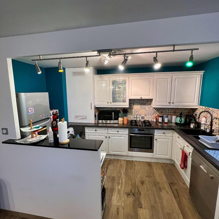 Photo de la galerie de l'établissement 3 pieces - 6 couchages a Rosny sous Bois - Prés du Métro - Rer - Bus, à Rosny-sous-Bois