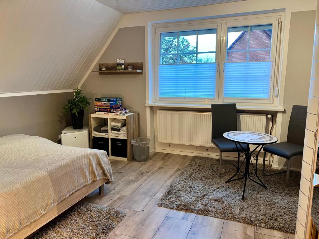 um quarto com uma cama, uma mesa e uma janela em Zimmer m. Doppelbett, Zustellbett f. 3. Pers. mgl. em Reppenstedt