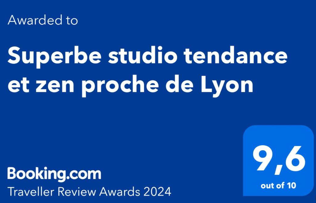 ein blaues Schild mit dem Text-Abonnement für die Superride-Shuttle-Versicherung bei Nullpraxis in der Unterkunft Superbe studio tendance et zen proche de Lyon in Couzon-au-Mont-dʼOr